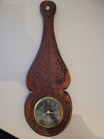 Wanduhr Holz Neuseeland handgeschnitzt guter Zustand