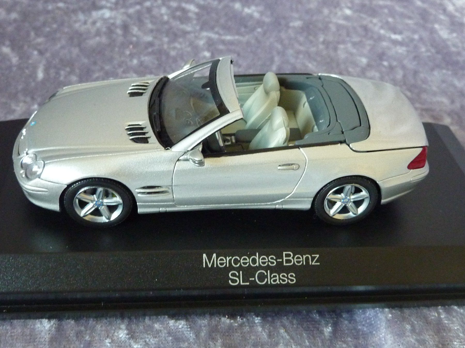 Norev Modellini d'auto: Mercedes SL R230  1:43 – Nuovo e nell'imballaggio originale da Dürrenäsch venduto da modellautos4you 2