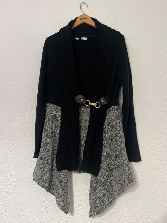 Warme Strickjacke mit Details, Grösse S, Schwarz/Grau