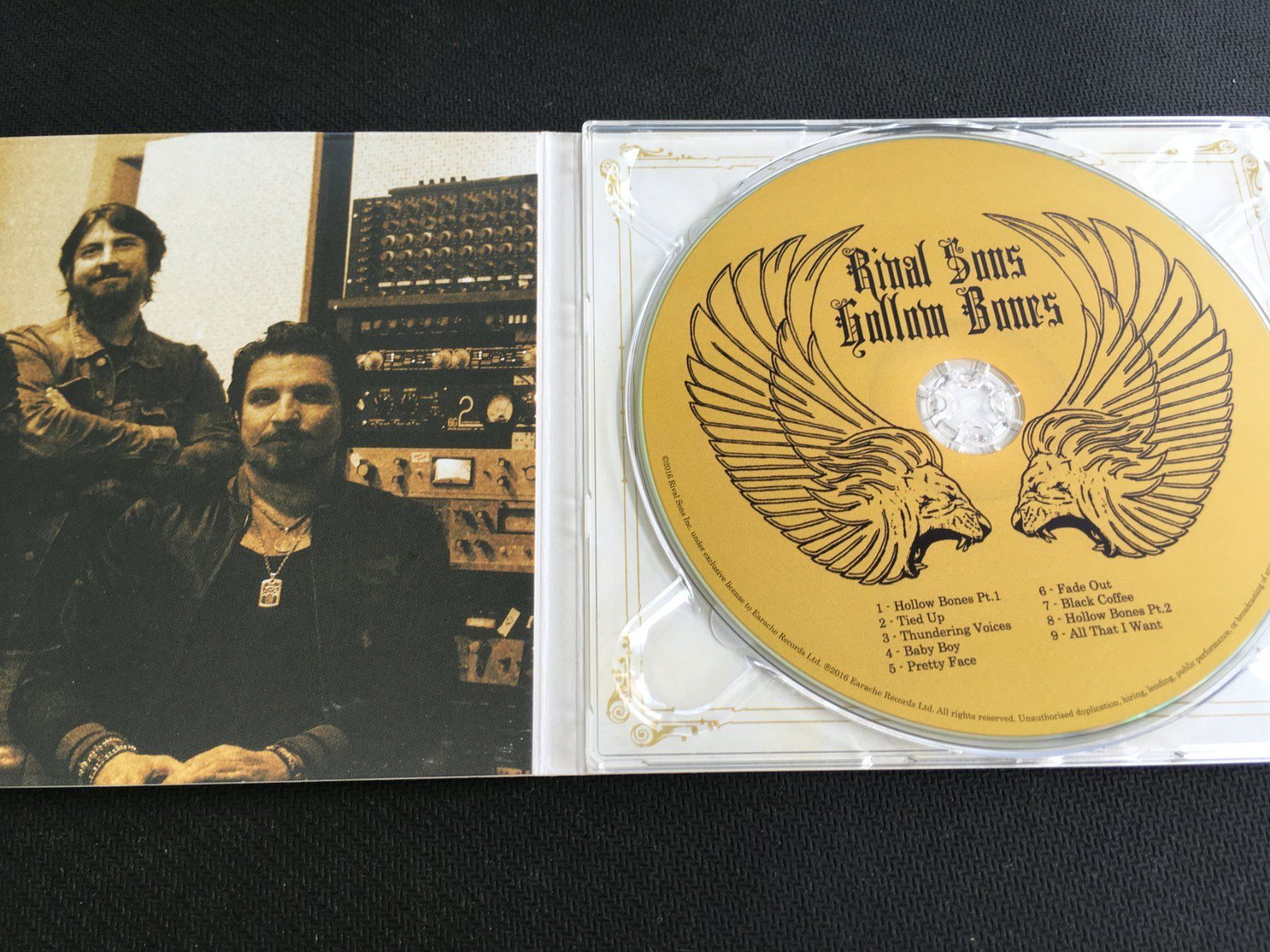 CDs: Rival Sons - Hollow Bones -CD- – Gebraucht aus St.Gallen von MedienJoe 1