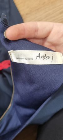 Kleid Ardenj dunkelblau mit rotem Gürtel 