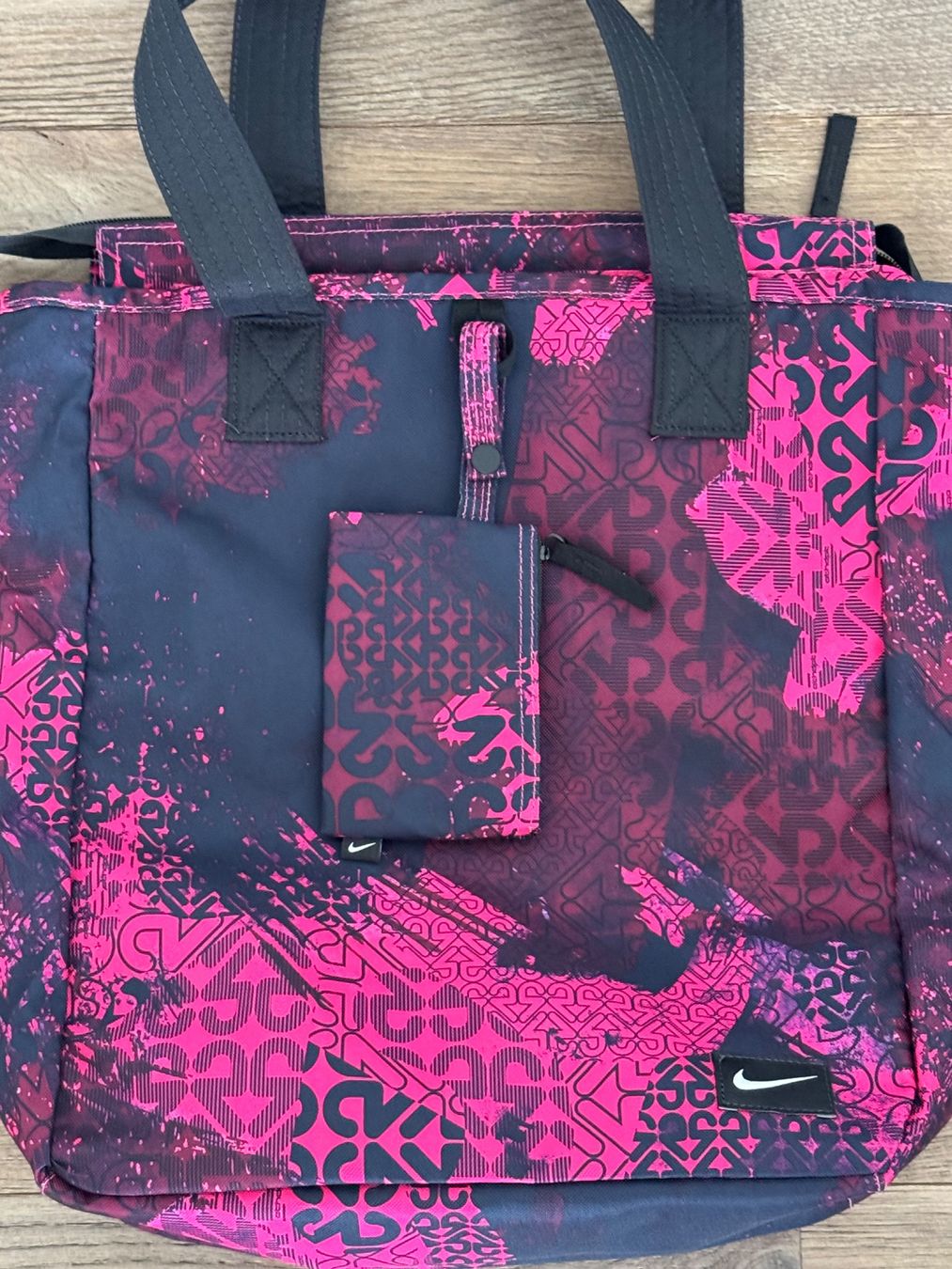 Nike Borse: Nike Sporttasche Pink/Schwarz Muster – Usato da Kappel venduto da Racetiger