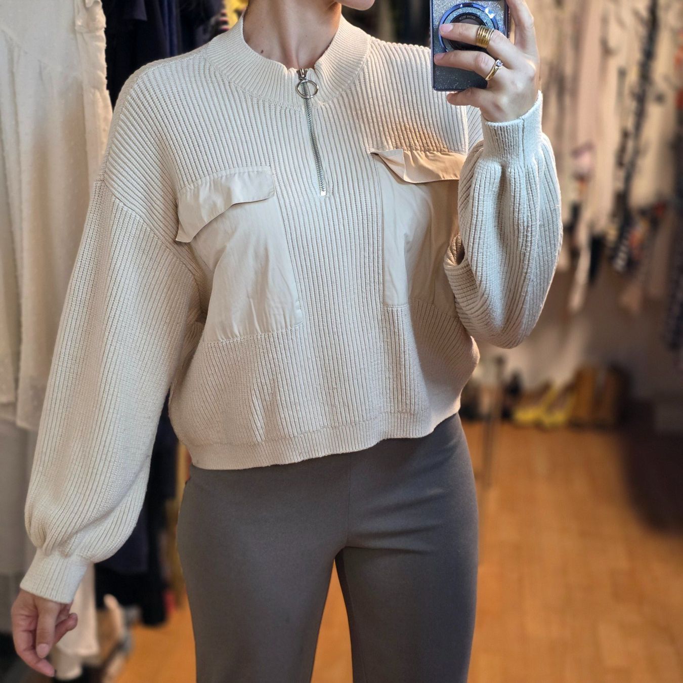 Pulls & Sweat-shirts: Oversize Pullover Creme mit Reißverschluss M/L – D'occasion à Wald ZH par CapLux