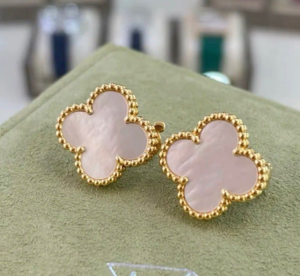 Orecchini pendenti & Orecchini a lobo: Boucles d'oreilles trèfle rose et or – Nuovo e nell'imballaggio originale da St-Maurice venduto da Sandrinette123