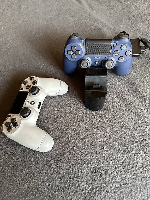 Console: PS4 Pro 1TB mit 2 Controllern + Ladestation  – Usato da Allschwil venduto da Marcel807 2