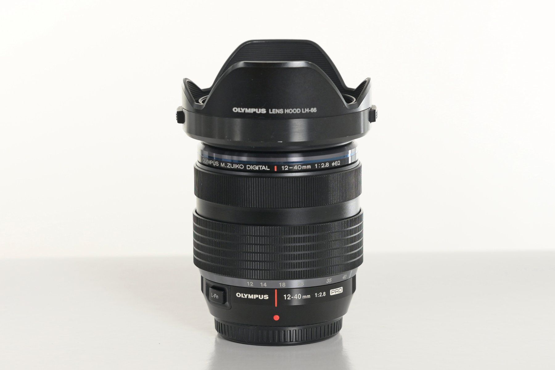Olympus Objektive: Olympus m.zuiko 12-40mm 2.8 PRO – Gebraucht aus Wädenswil von tevyag