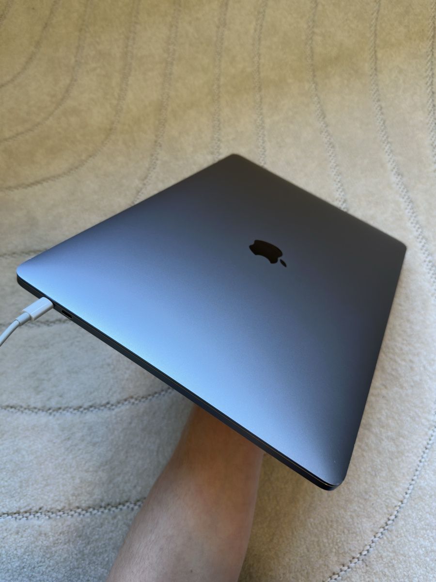 Apple Notebooks: Macbook pro 15 2018 500gb mit magic keyboard & magic mouse, – Gebraucht aus Zürich von ronnyrefurb 3
