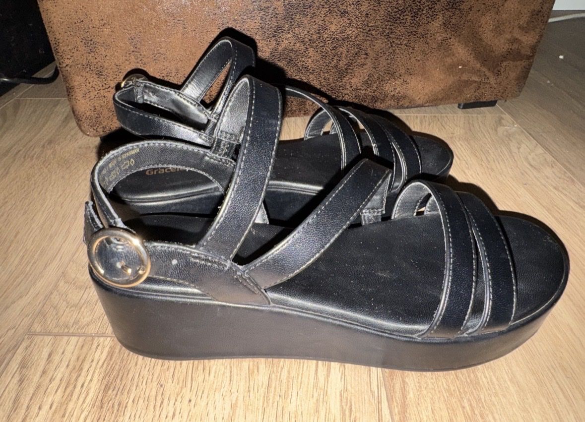 Chaussures femmes: ZWEI PAAR SANDALEN IN GR. 38 – D'occasion à Muri AG par rah_x6jr