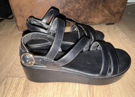 ZWEI PAAR SANDALEN IN GR. 38