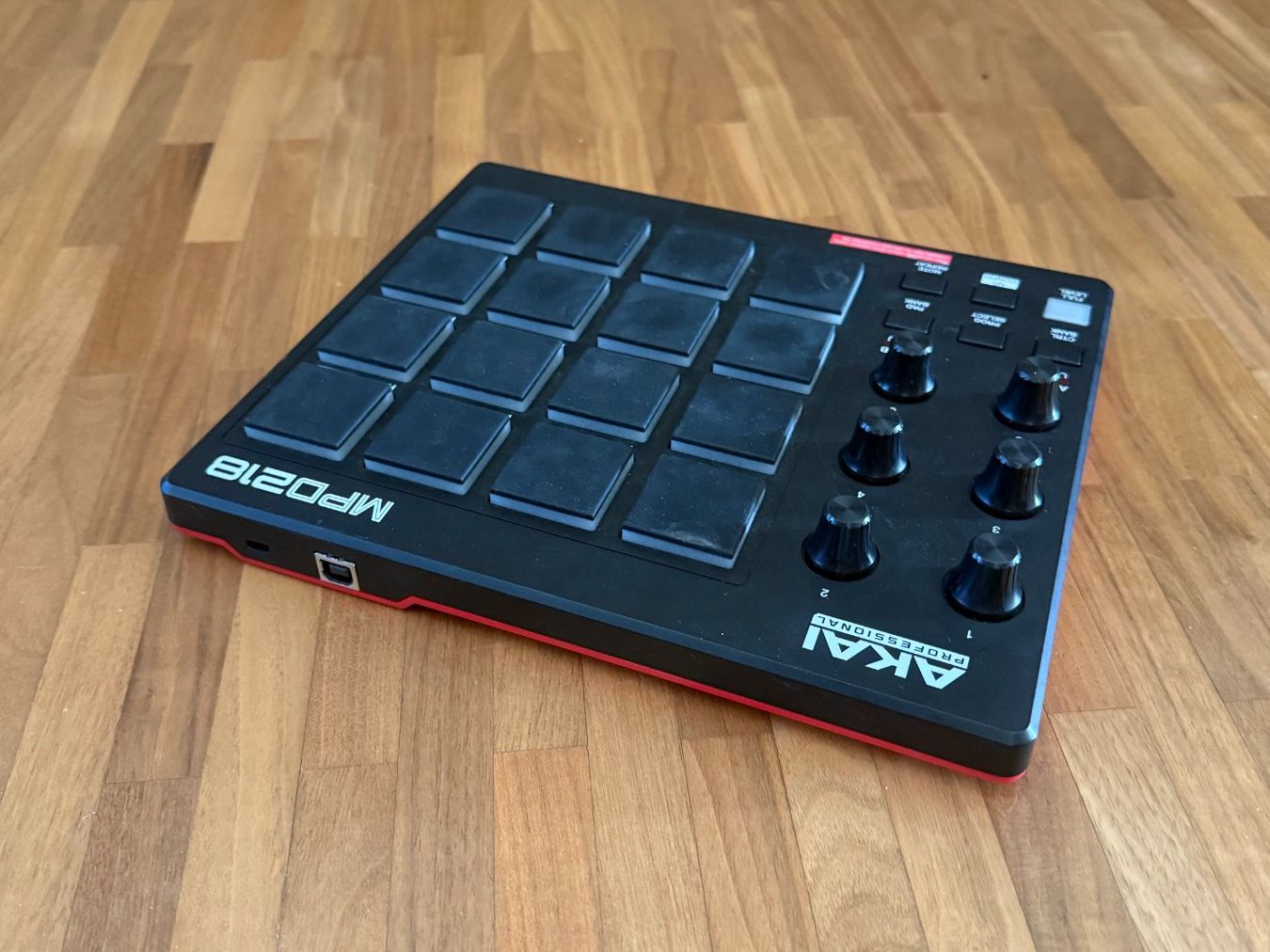 Akai Strumenti musicali: Akai MPD218 – USB MIDI Pad Controller – Usato da Baden venduto da jasmin_92 1