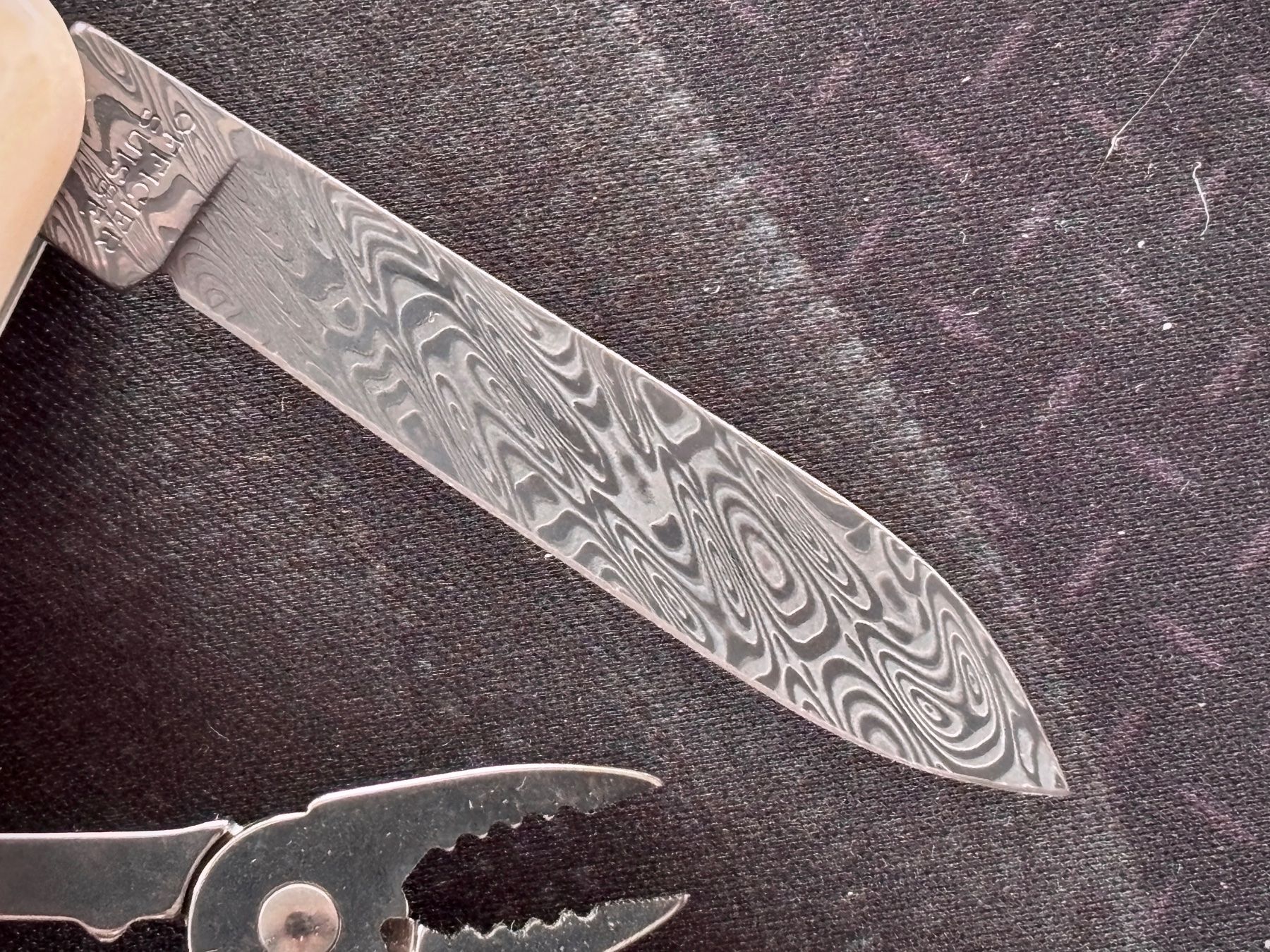 Victorinox Coltelli tascabile: Victorinox Damast 2018 Compact-Mod., Büffelknochen-Schalen – Nuovo (secondo la descrizione) da Frauenkappelen venduto da Doc_Snyder 3