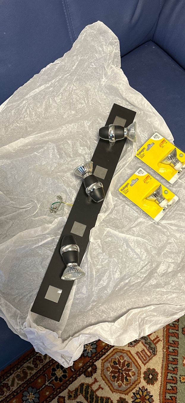 Lampen: Halogen Lampe Schwarz mit 2 Ersatz Lampen – Gebraucht aus Köniz von RetroBoy89