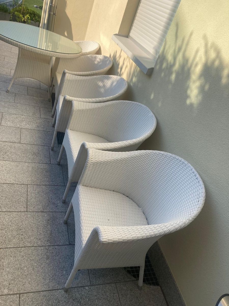 Set di tavolo e panche: Ratan Gartentisch mit Glasplatte inkl. 5 Stühle – Usato da Siebnen venduto da lau_8n5q 1