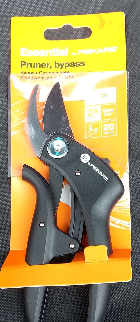 Fiskars Tutti gli attrezzi: Fiskars Essential Bypass Gartenschere - Neu – Nuovo e nell'imballaggio originale da Luzern venduto da toenu23