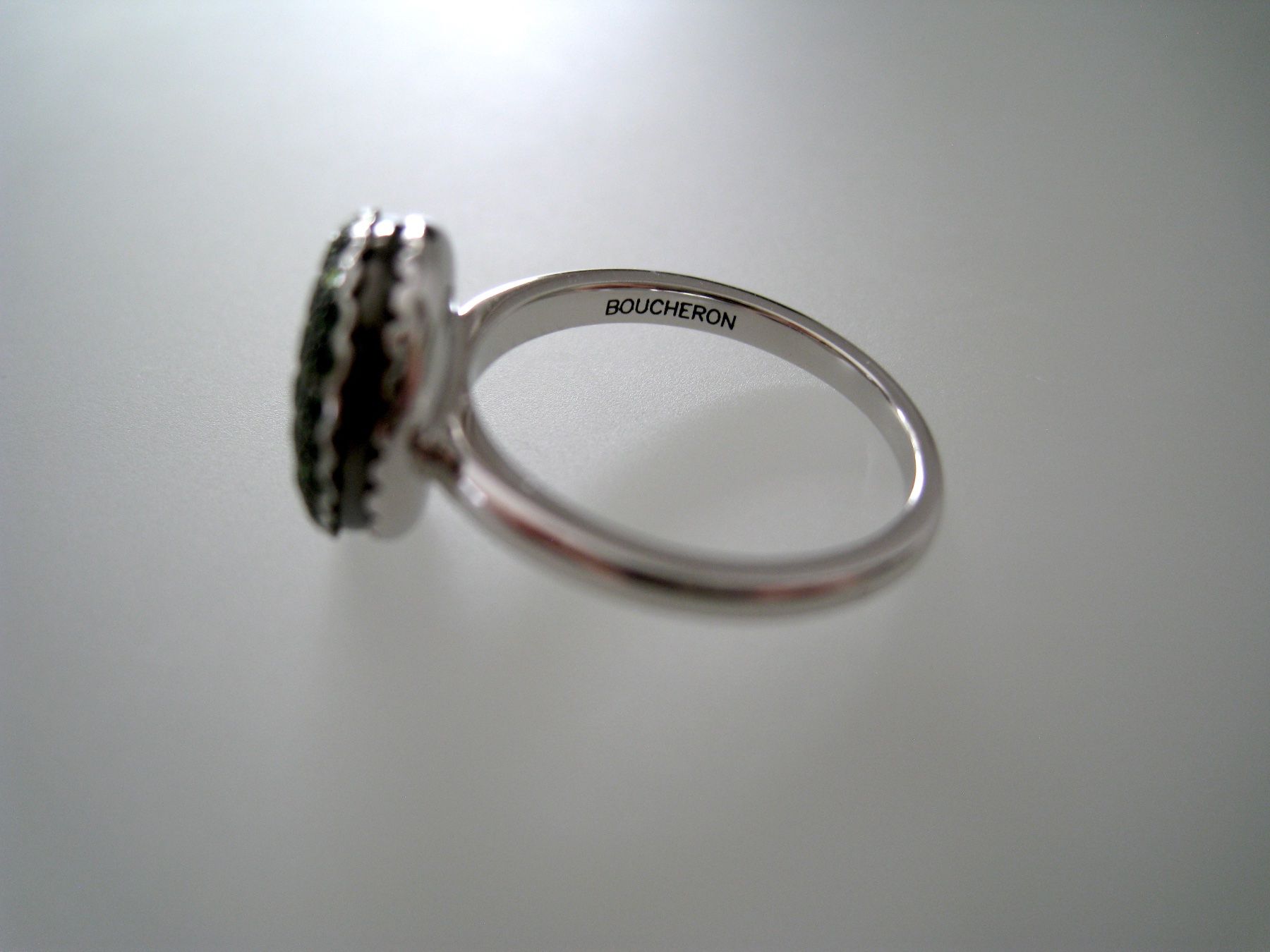 Boucheron Ringe: Bague Boucheron "Tentation Macaron", ornée de Tsavorites. – Neu (gemäss Beschreibung) aus Geneve von iBest 5