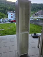 weisses regal mit gebrauchsspuren