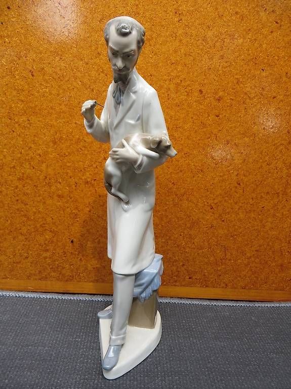 Lladro Statuette: Lladro Figur,Tierarzt mit Hund – Usato da Langrickenbach venduto da zwiebel03 1