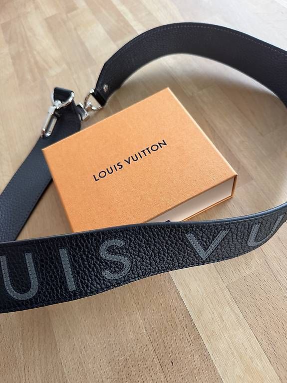 Louis Vuitton Altro in  Abbigliamento & Accessori: Louis Vuitton Schulterriemen – Usato da Au ZH venduto da Caliente007 3