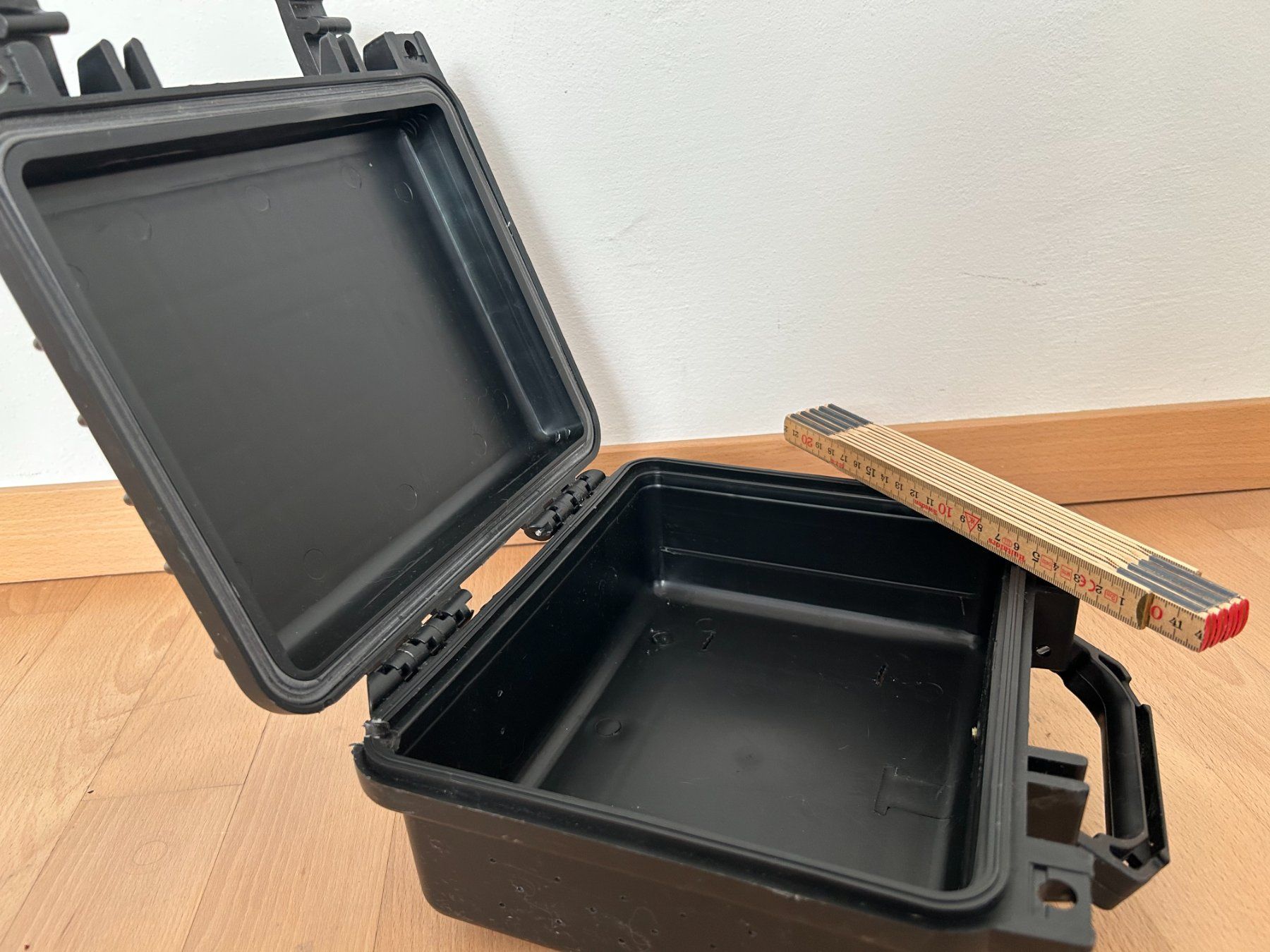 Valises de voyage: Robuster kleiner Kunststoff-Koffer – D'occasion à Stäfa par cka_5r5z 5