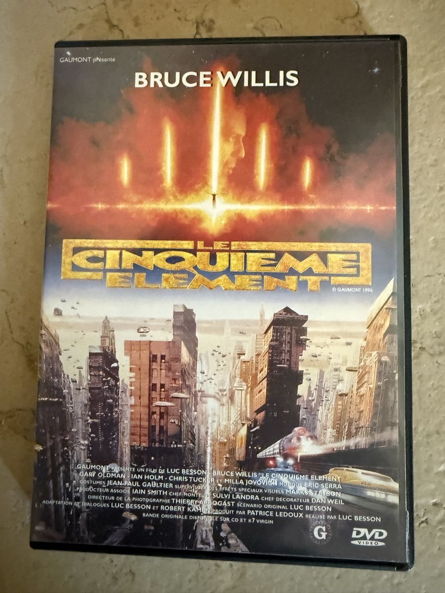 Tous les DVDs: Le 5ème Élément (Bruce Willis) de Luc Besson – D'occasion à Troinex par grigri2020