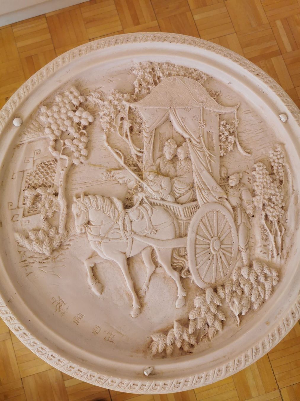 Tavoli: Table sculptée en plâtre – Usato da Genève venduto da vins50
