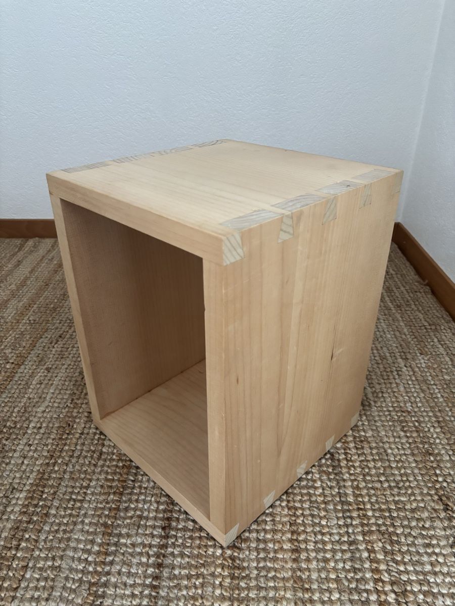 Comodini: Nachttisch/Hocker aus Holz – Usato da Bern venduto da wisemagpie