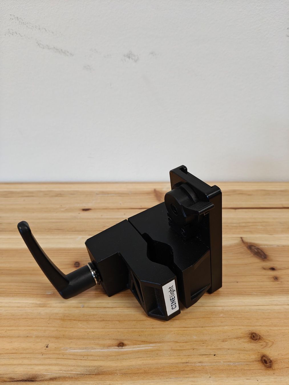 Aputure Lampade: Aputure LS 300d II LED Filmscheinwerfer V-Mount Set mit Case – Usato da Schlieren venduto da CINElight 6