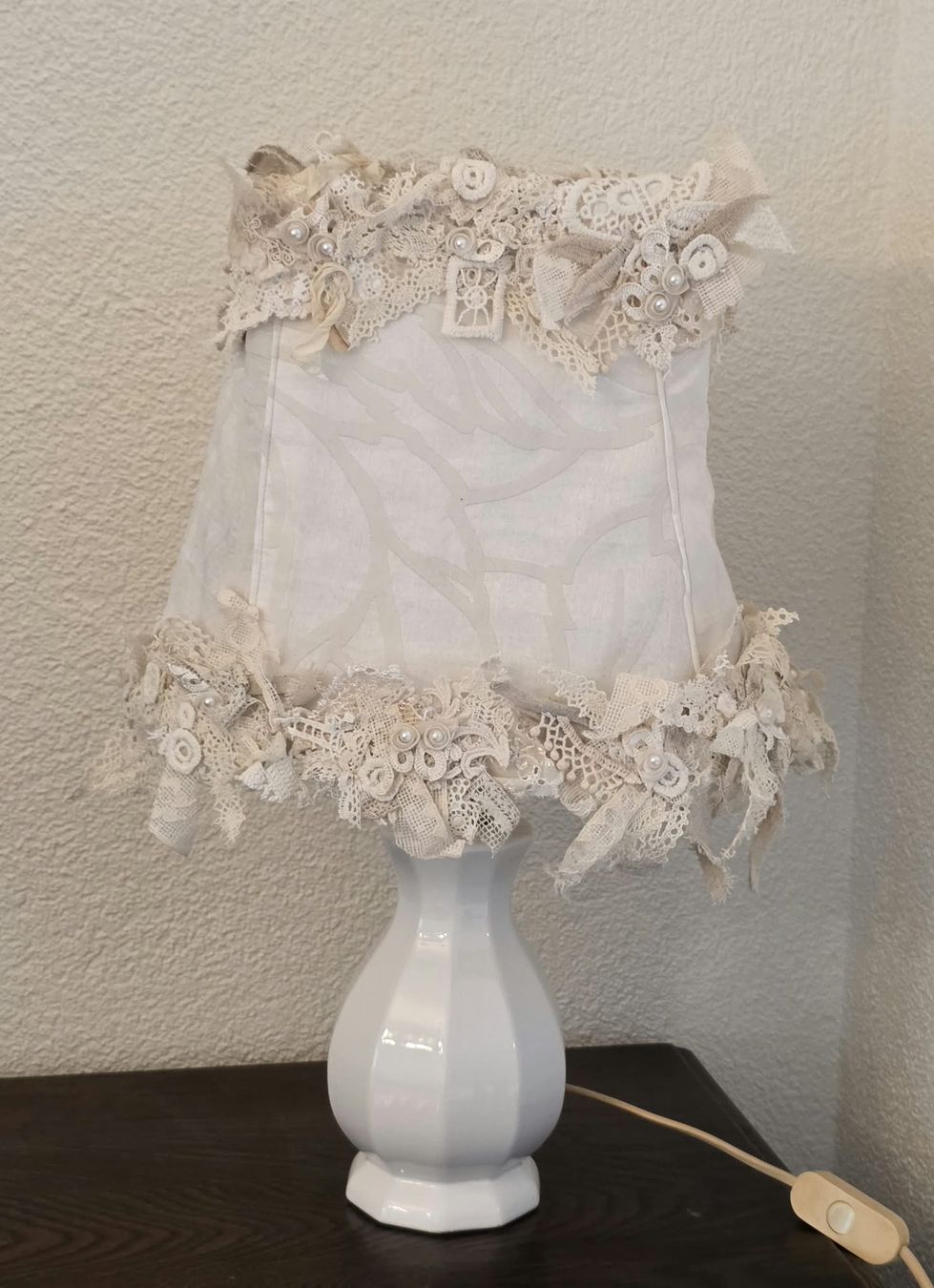 Lampen: Nachttischlampe Shabby Chic Spitzen Stoff – Gebraucht aus Rheinsulz von Dred