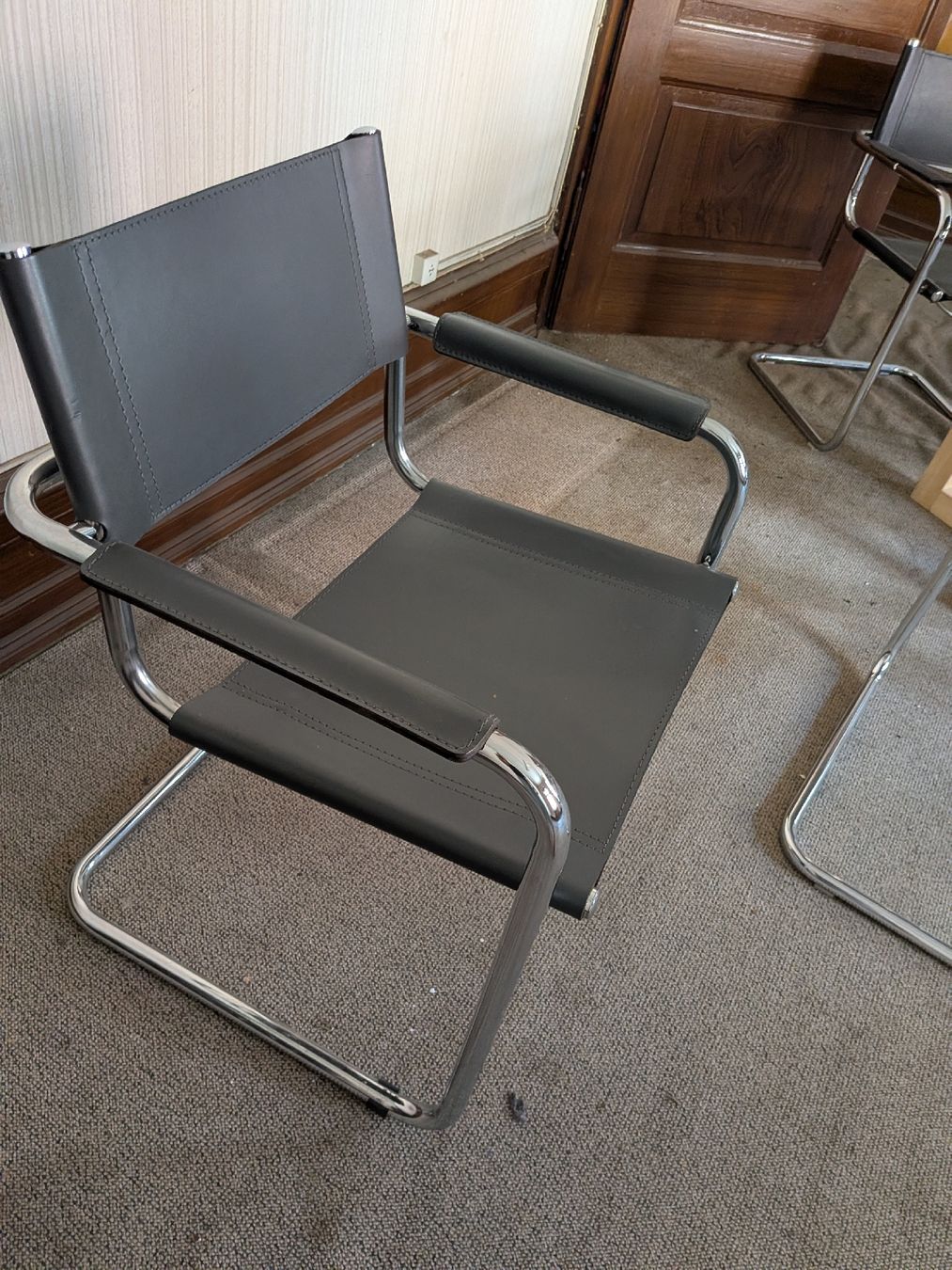 Stühle: FREISCHWINGER im Bauhaus Stil, ECHTLEDER, grau – Gebraucht aus basel von sta.bile 1