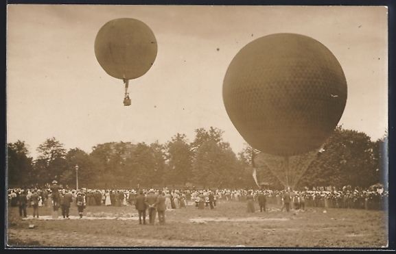 Cartoline postali: Foto-AK Ballons mit Zuschauermenge – Usato da Berlin venduto da bartko-reher