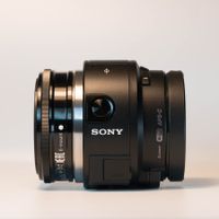 Sony ILCE-QX1 SmartShot-Kamera mit Sony 20 mm f/2,8-Objektiv