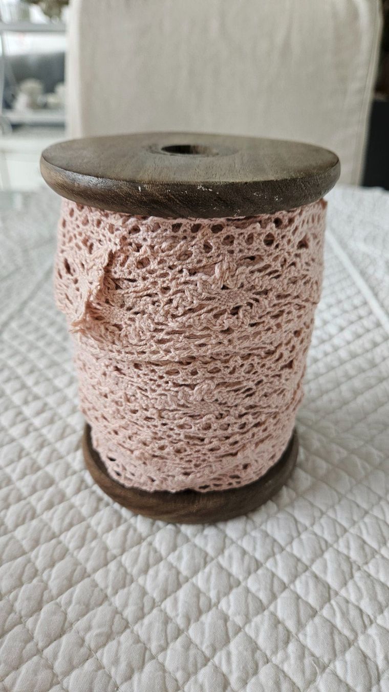 Stoffe: Holzspule mit rosa Häkelspitze Spitze 16 Meter – Neu (gemäss Beschreibung) aus Gossau ZH von LeoniesDeko 4