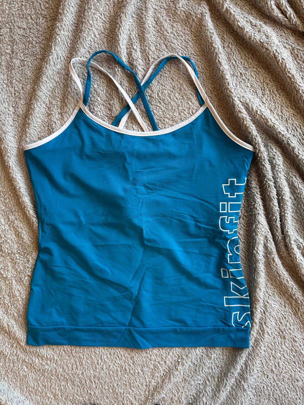 Skinfit T-shirt: Top Skinfit gr. L – Nuovo (secondo la descrizione) da Ovronnaz venduto da Etagne68