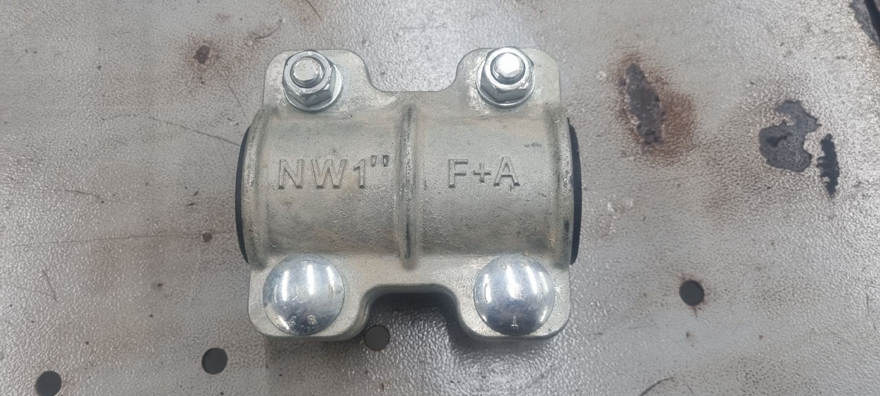 Ferramenta: Collier de réparation NW1" avec caoutchouc – Usato da Ursy venduto da etisaf