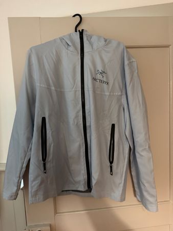 Arc'teryx Jacke mit Kapuze hellgrau Groesse M guter Zustand