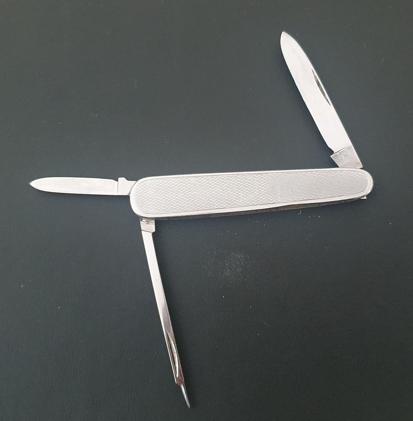 Coltelli tascabile: 3 Victorinox Sackmesser Griffschalen plus 3 Taschenmesserli – Usato da Härkingen venduto da MarianneSi 2