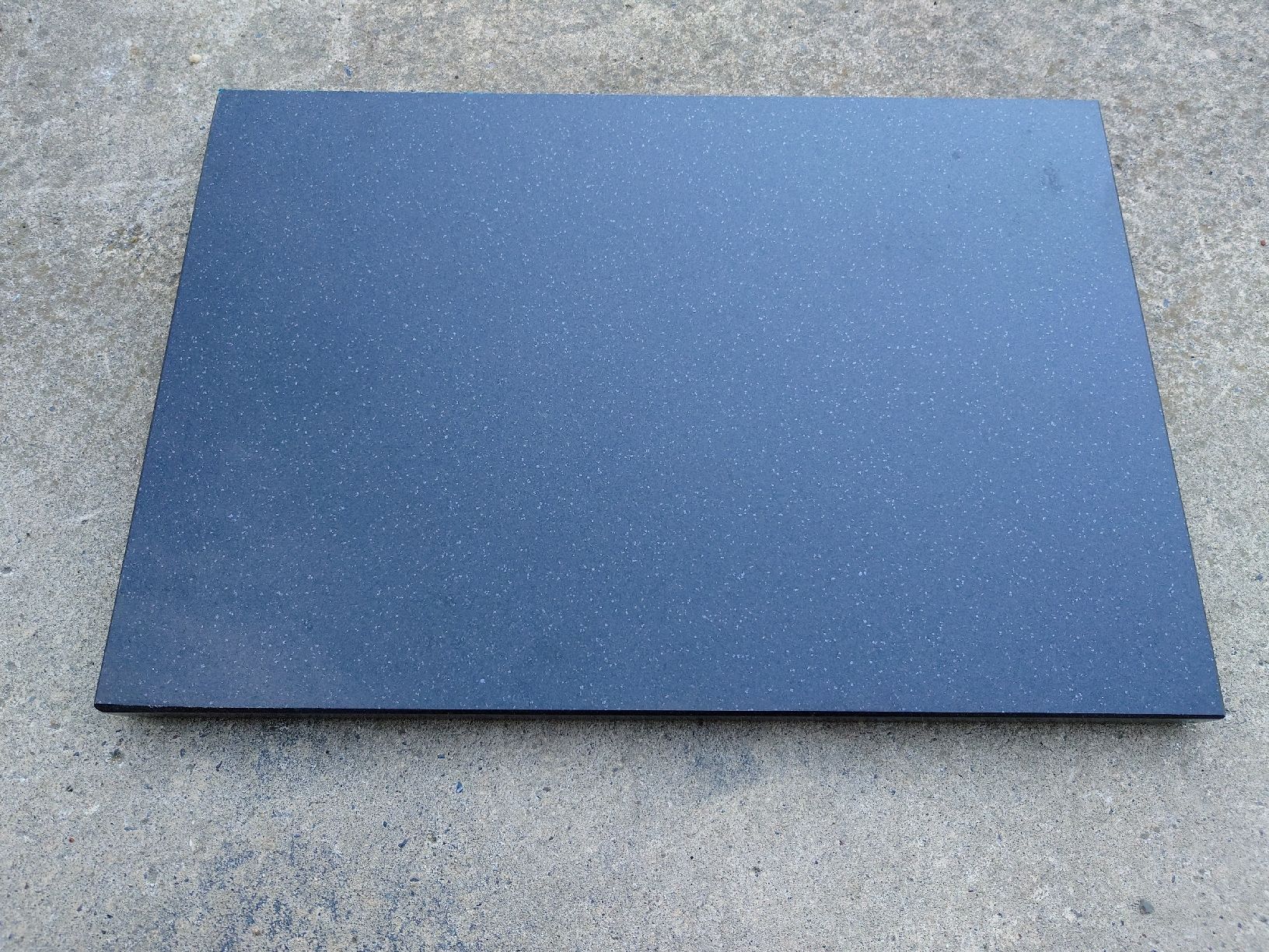Rivestimenti per pavimenti: 20 Steinplatten 44 x 30 x 2 cm schwarz – Usato da Winterthur venduto da Tenderizer3000