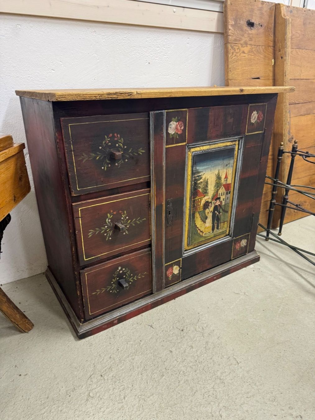 Armadi: Mid-19th Century Hand-Painted Cupboard – Usato da Gsteig b. Gstaad venduto da Auctionly 5