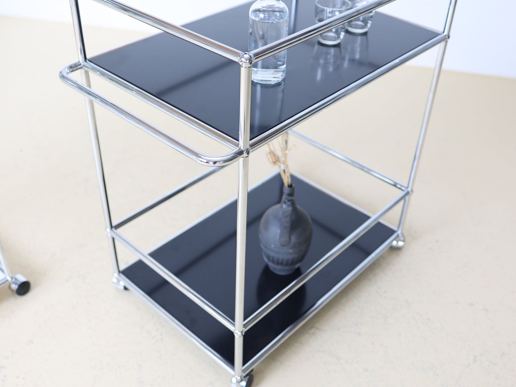 USM Carrelli di servizio: USM Haller Servierboy | Schwarz oder Weiss | Neuwertig – Usato da Meinisberg venduto da atelier_TILIJA 9