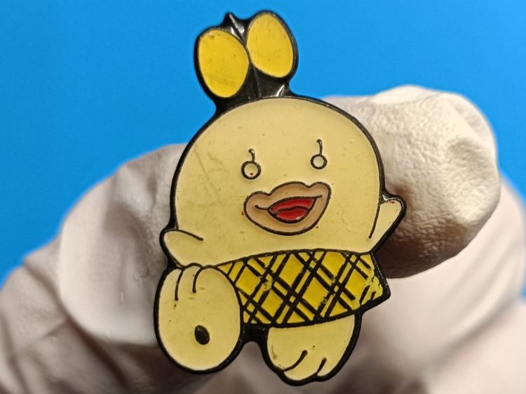 Placchette & Badge: Pin Comic Kücken - Box 45 – Usato da Köniz venduto da Pinscollect