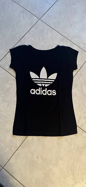 T-shirts: Guess  adidas und calvin klein – D'occasion à Wil SG par smu_l76j 2