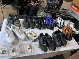 Herrenschuhe und Helm (53)