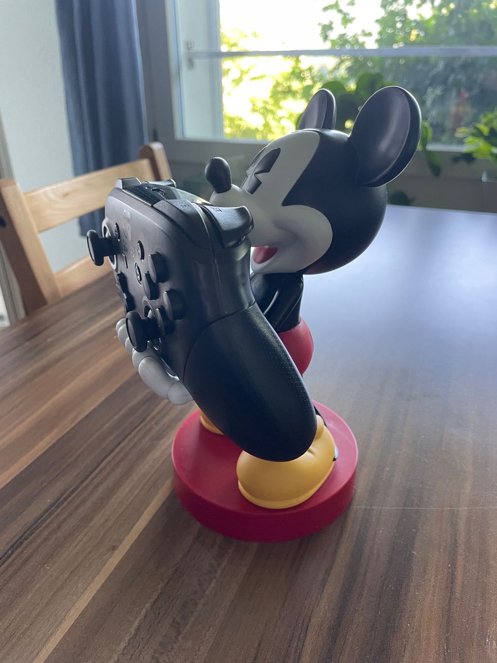 Nintendo Controller: Nintendo Switch Pro Controller + Mickey Mouse Halter – Usato da Gattikon venduto da Sunfloor 1