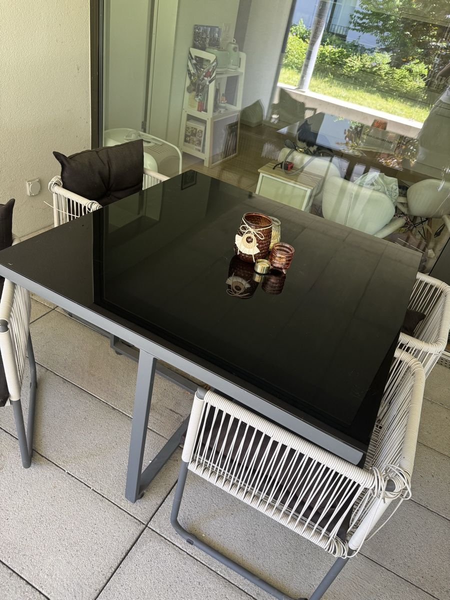 Tavoli: Glass Top Black Outdoor Table – Usato da Jona venduto da amy_pjw