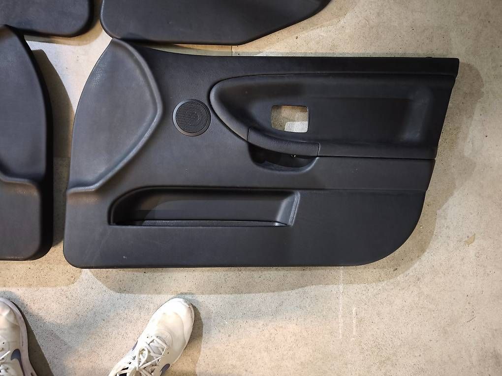 Tutti pezzi di ricambio auto: BMW E36 Limo, Touring, Leder Türpappen  – Usato da Zihlschlacht venduto da rad_vvm9 4