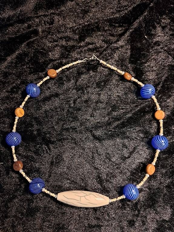 Catenine: Halskette Blau Holz Creme – Usato da Sennhof venduto da Susanne2010