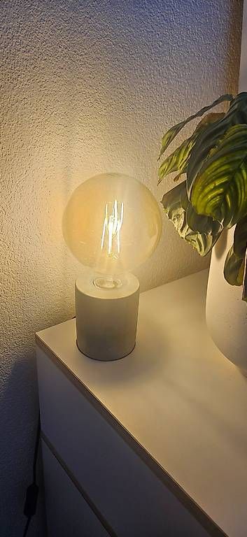 Lampade: Beton Lampe mit trendiger Glühbirne – Usato da Urtenen-Schönbühl venduto da sas_gl8q 2