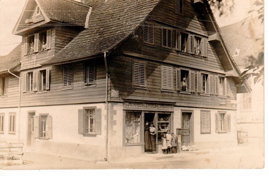 Cartoline postali: Haus - Tuchwaren F. Holdener Baar ? – Usato da Wolhusen venduto da Curver9