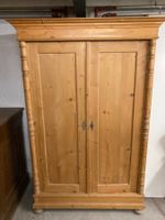 Antiker Bauernschrank mit zwei Türen und 4 Tablaren
