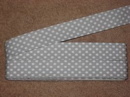 Schrägband BW grau mit weissen Punkten